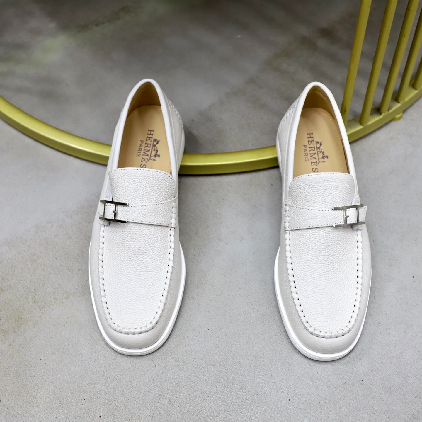 Ex-factory price: 560💰Hermès/Hermès slip-on men's shoes. This shoe is made of imported pebbled cowhide. It has simple and smooth lines and is combined with aerodynamically designed 3CM rubber foam ultra-light soles! Youthful and fashionable, classic H-shaped hardware buckle decoration, calf lining gently wraps the feet, with logo cowhide feet, casual and urban style, highlighting youthful vitality, sports and leisure version, super versatile, code number: 38-39-40-41-42-43-44 standard leather shoe size (45 can be customized but does not support returns)